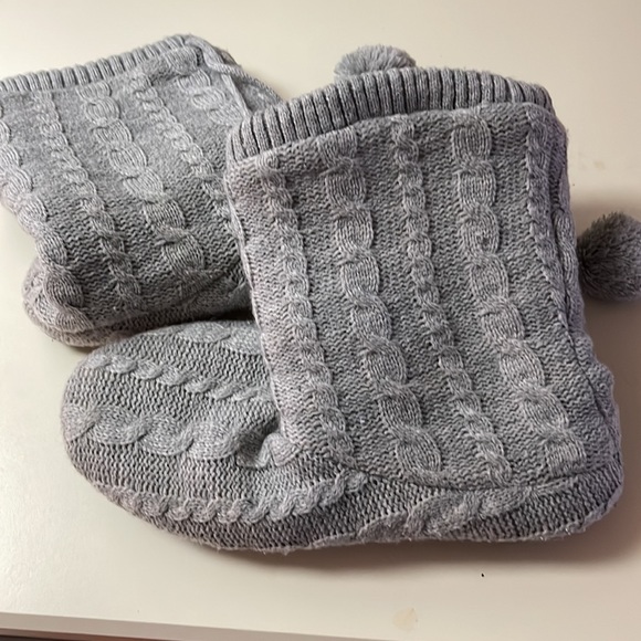 These are Kentucky wildcat house shoes women’s 9 to 10 size Brand Team Sport. - Picture 2 of 2